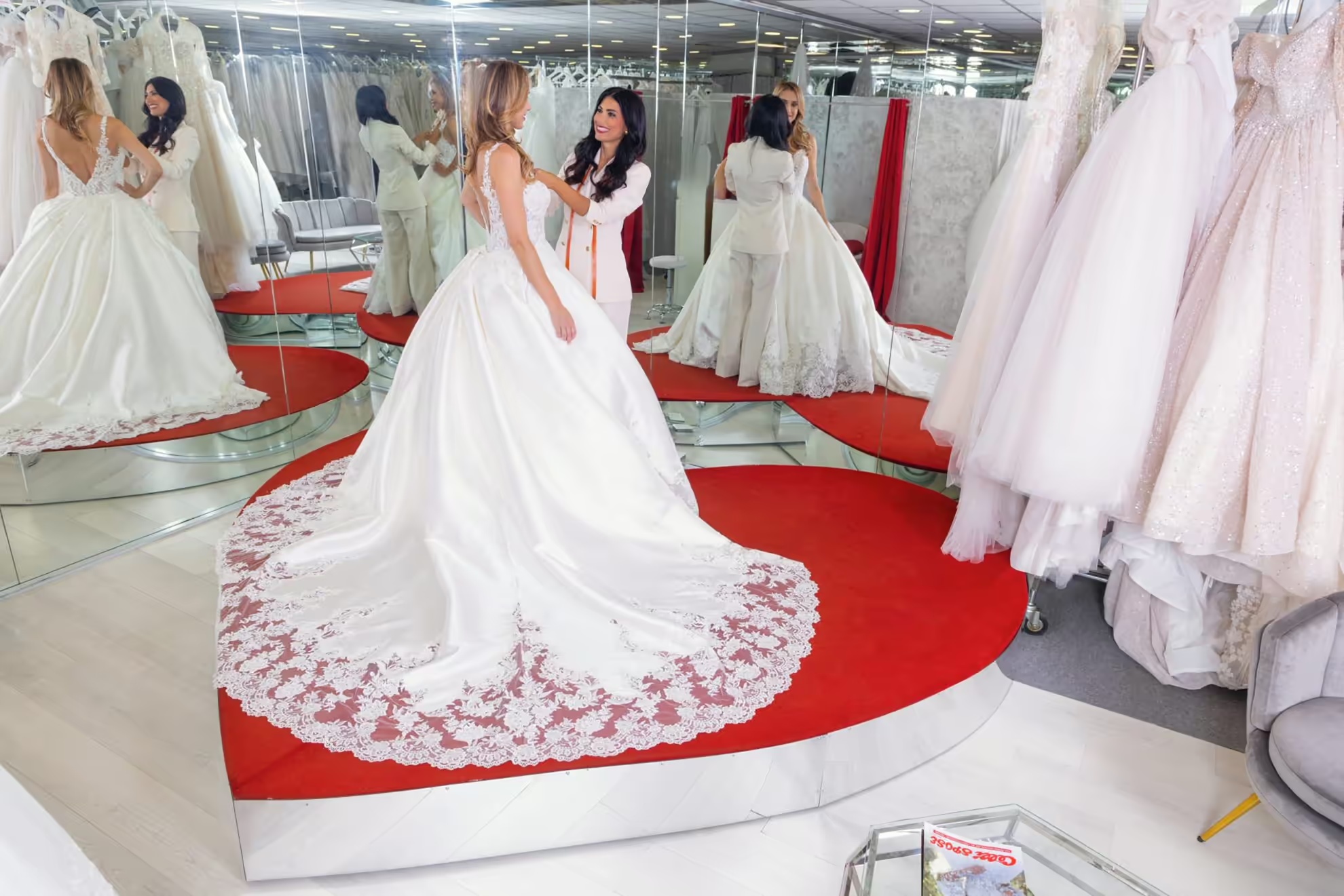 Una sposa prova il suo abito con una consulente nell’atelier Celli Spose