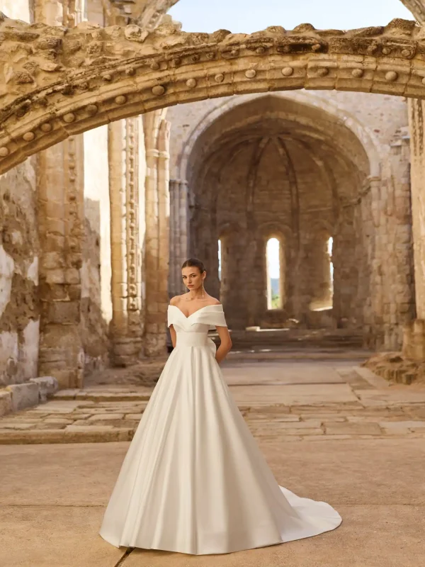 Abito da sposa PIUMA di Adriana Alier by Rosa Clarà, collezione 2027