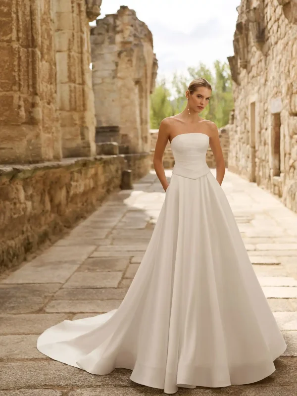 Abito da sposa PRISCY di Adriana Alier by Rosa Clarà, collezione 2027